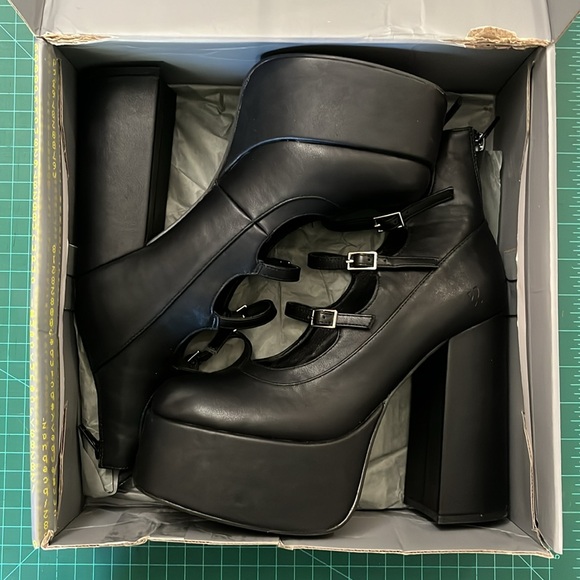 🖤 Black Platform Buckle Heels 🖤 - Picture 7 of 15